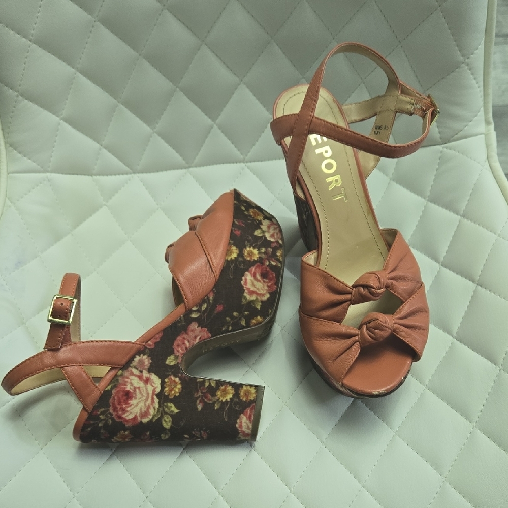 Report Brown and Coral Floral Wedges